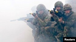 Des soldats britanniques lors de l'exercice de la Force de réaction de l'OTAN à Oksbol, dans l'ouest du Jutland, au Danemark, le 16 mai 2007.