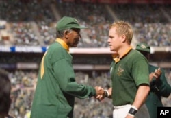 A scene from the recent Hollywood hit movie, Invictus, which was based on Mandela’s unusual relationship with Springbok captain, Francois Pienaar. On the left is actor Morgan Freeman, as Mandela, and to the right is Matt Damon, as Pienaar