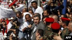Премьер-министр Египта Эссам Шараф (в центре) в окружении своих сторонников во время выступления на площади Тахрир. Каир. 4 марта 2011 года