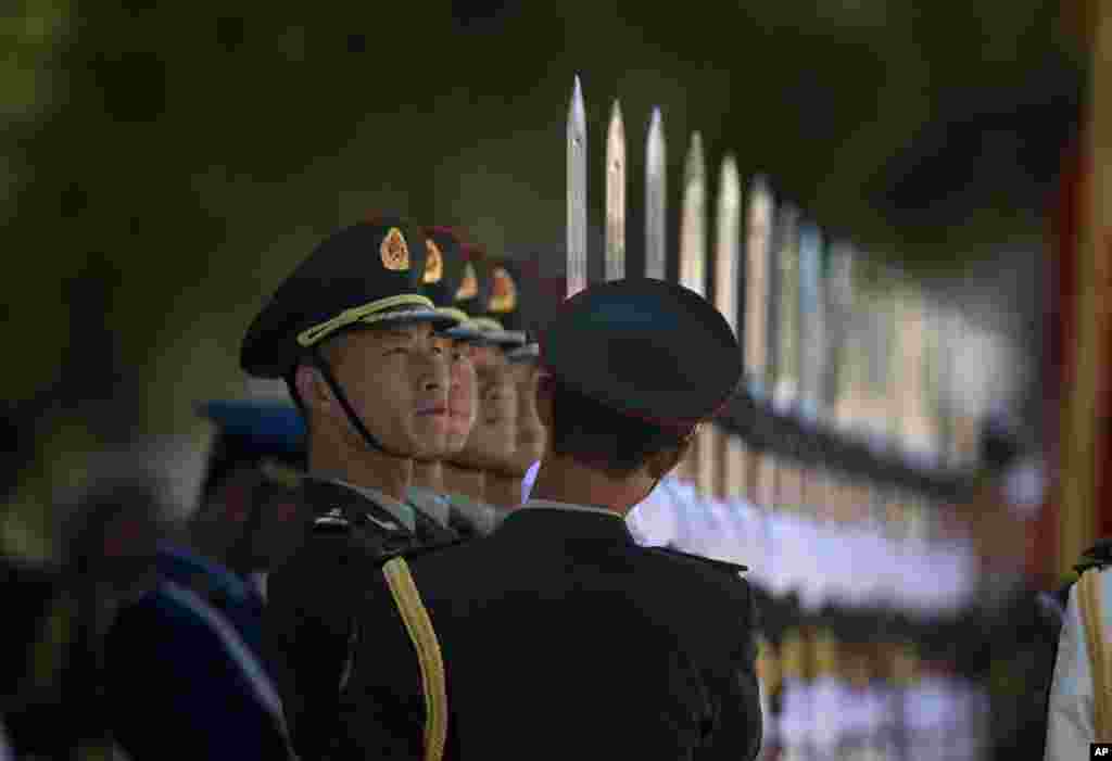 Thành viên của đội bệ binh danh dự chuẩn bị cho lễ tiếp đón tiếp Thủ tướng Pakistan Nawaz Sharif, ở bên ngoài Đại Sảnh Đường Nhân Dân ở Bắc Kinh, Trung Quốc. 