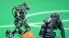روبات ها در حال بازی فوتبال در لیگ کودکان و نوجوانان در مسابقات روبوکاپ ۲۰۱۴ آلمان – ۱۴ فروردين ۱۳۹۳