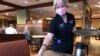 Tricia Erback menyajikam sarapan di Fryn' Pan Family Restaurant di Fargo, North Dakota, di tengah pandemi virus corona, 1 Mei 2020. (Foto: AP)