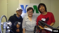 Wayan Alit Sudarsana (left) and Emman Marpaung (right) pose for a photo after their radio interview with VOA Indonesian broadcaster Hanum Tyagita (center).