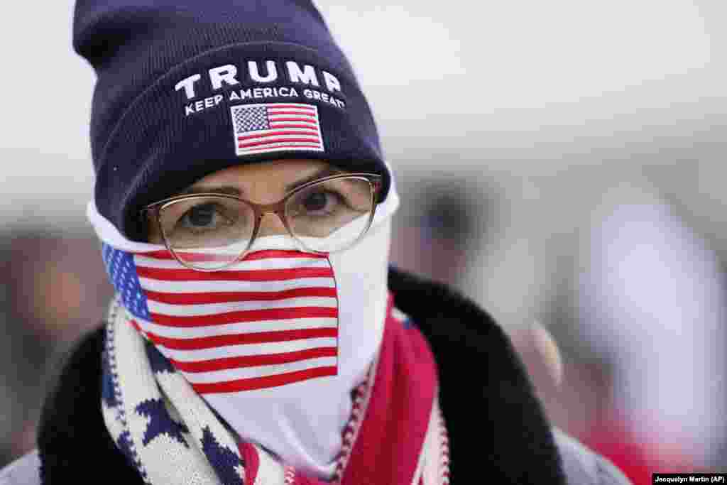 Apoiantes do Presidente Donald Trump marcham na capital, contra a confirmação dos votos do colégio eleitoral a ter lugar no capitólio, em Washington DC, 6 de Janeiro 2021