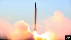 이란이 지난해 10월 실시한 장거리 미사일 시험 발사 장면을 국방부 웹사이트에 게재했다. (자료사진)