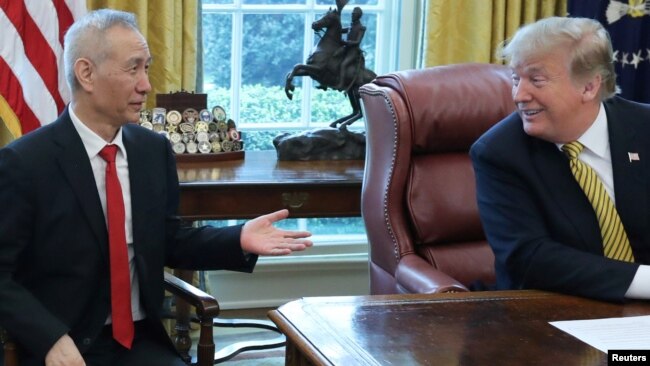 美国总统特朗普在白宫椭圆形办公室会见中国国家副总理刘鹤(2019年4月4日)