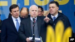 Слева направо: Крис Мерфи, Джон Маккейн и Олег Тьянибок. Архивное фото, 15 декабря 2013г.