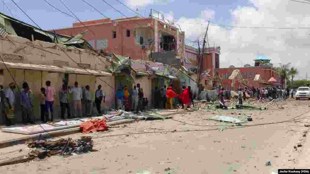 Barabara kuu mbele ya hoteli Sahafi Mogadishu, Somalia baada ya shambulizi la Al-Shabab