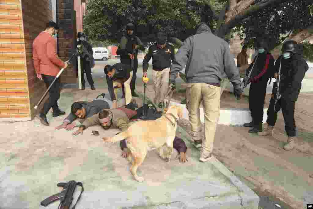 Comandos de la policía paquistaní participan en un simulacro de entrenamiento de seguridad en una iglesia antes de las vacaciones de Navidad, en Lahore, Pakistán.