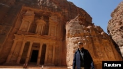 Presiden Barack Obama mengamati "The Treasury" saat meninjau peninggalan sejarah dan arkelogi di Petra (23/3).Kunjungan presiden Obama ke Petra mengakhiri rangkaian lawatan empat harinya ke Timur Tengah. (REUTERS/Larry Downing).