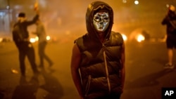 Los protestantes se protegen con máscaras ante la cantidad de gases lacrimógenos lanzados por la Guardia Nacional de Venezuela.