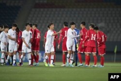 15일 평양에서 열린 월드컵 남북한 예선전에서 선수들이 악수를 나누고 있다. 이 날 경기는 관중 없이 진행됐다.