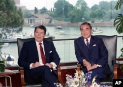 FILE - American President Ronald Reagand, left, and Japanese Prime Minister Yasuhiro Nakasone during their meeting at the Cipriani Hotel, in Venice, Italy, June 8, 1987.