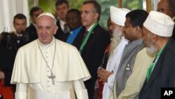 El papa Francisco se reunió con líderes religiosos de diferentes creencias en Nairobi, Kenia, el jueves, 26 de noviembre de 2015.