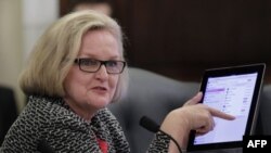 Komisyonun kurulmasında önemli çabaları olan Demokrat Partili Senatör Claire McCaskill, Irak ve Afganistan’da harcanan paraların neredeyse üçte birinin israf edilmesini “iğrenç” diye nitelendirdi