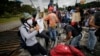 Manifestantes derriban cerca de base aérea en Venezuela 