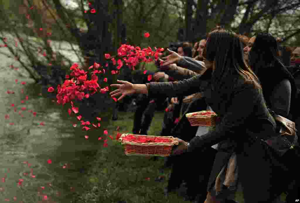 Para perempuan Gipsi melempar bunga ke sungai Arga untuk menghormati arwah leluhur mereka dalam peringatan Hari Gipsi di kota Pamplona, Spanyol utara. 