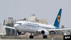 На фото: літак МАУ в аерпорту Бен Гуріон у Тель-Авіві 