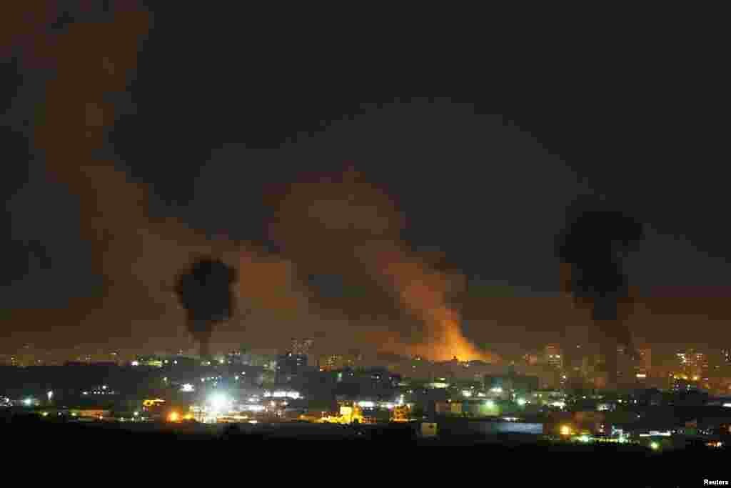 Des nuages de fum&eacute;e montent du Nord de la Bande de gaza apr&egrave;s des raids a&eacute;riens isra&eacute;liens 