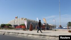 Scène de rue à Dakar le 19 décembre 2016. 