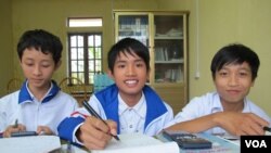 Học sinh sử dụng sách mượn từ 'thư viện phụ huynh' tại một trường tiểu học trong tỉnh Thái Bình (M. Brown / VOA)