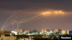 Sistem anti-rudal "Iron Dome" Israel menghadang serangan rudal dari Gaza, terlihat dari kota Ashkelon, Israel, 21 Agustus 2020.
