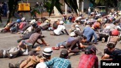 منڈالے میں مظاہرین سیکیورٹی فورسز کی گولیوں سے بچینے کے لیے زمین پر لیٹے ہوئے ہیں۔ 3 مارچ 2021