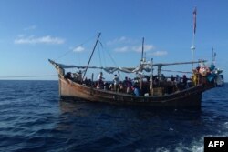 Kapal kayu pengangkut pengungsi Rohingya setelah dicegat di perairan Bireuen, Aceh. (Foto: AFP)