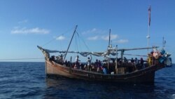 Perahu kayu yang memuat para pengungsi Rohingya ditemukan di lepas pantai Bireun, Aceh, dalam foto yang diambil pada 27 Desember 2021. (Foto: AFP)