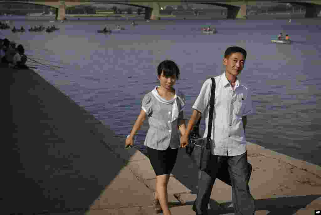 지난달 31일 평양 대동강변에서 손을 잡고 산책을 하는 커플.