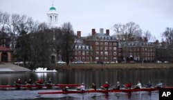 美国麻萨诸塞州剑桥的哈佛大学校园，查尔斯河穿校园而过。