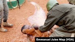 Tsobeyi Alphonse Tatia, interpellé par la gendarmerie nationale, au Cameroun, le 12 mai 2018. (VOA/Emmanuel Jules Ntap)