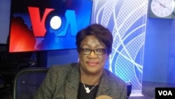 Jestina Mukoko, directrice de l'association Zimbabwe Peace Project, lors d’une interview au studio de VOA, le 25 avril 2017.