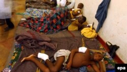 Des victimes d’une attaque couchées à même le sol à l'hôpital de Bunia, Ituri, 12 juin 2003, Congo. Epa/PHOTO DPA MAURIZIO GAMBARINI