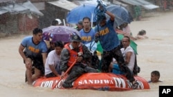 Warga mengungsi akibat banjir yang disebabkan badai Fung Wong di kota Marikina, sebelah timur Manila, Filipina (19/9). (AP/Bullit Marquez) 