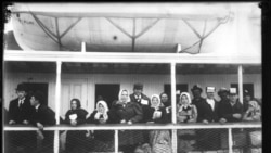 Immigrants arrive in New York from Ellis Island circa 1912. (National Library of France)