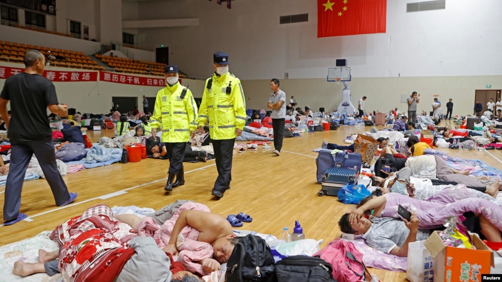 因台风烟花的侵袭，工人们从临港新区疏散撤离到上海的一个体育馆里。（2021年7月25日）