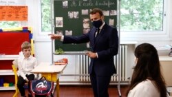 Президент Франції Еммануель Макрон у класі з учнями початкової школи 5 травня 2020 р.