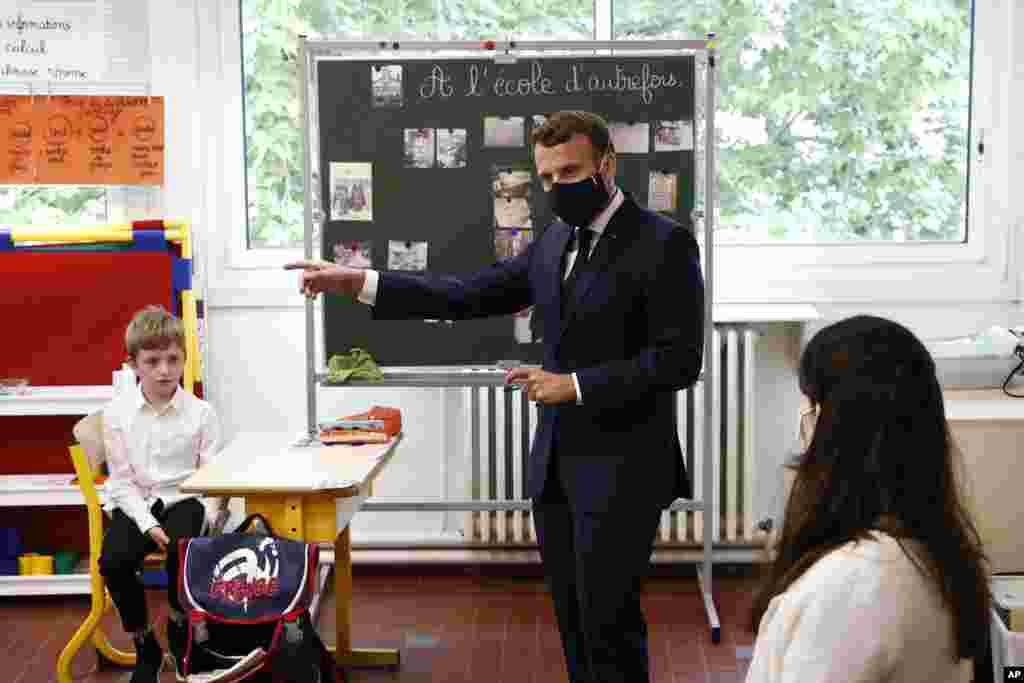 رئیس جمهوری فرانسه با ماسک در یک کلاس مدرسه&zwnj;ای در خارج شهر پاریس حضور یافته است. از چند روز دیگر هم فعالیت مدارس در فرانسه از سر گرفته خواهد شد.&nbsp;