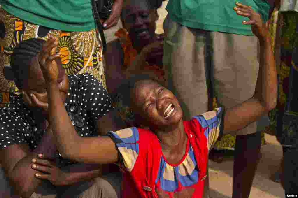 A woman reacts near the dead body of her sister who was killed during one of the latest incidents of sectarian violence in the 5th Arrondissement of the capital Bangui February 9, 2014. REUTERS/Siegfried Modola 