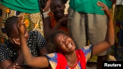 Mama huyu alia baada ya dadake kuuawa katika ghasia mjini Bangui February 9, 2014. 