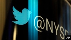 Logo Twitter di Bursa Efek New York, Oktober 2016. (AP/Richard Drew)