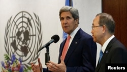 Menlu AS John Kerry didampingi Sekjen PBB Ban Ki-moon, memberikan sambutan di kantor pusat PBB di New York (25/7).