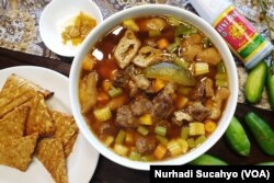Tempe, tahu, kecap, semua berbahan dasar kedelai yang 95 persennya impor. (Foto: VOA/Nurhadi Sucahyo)