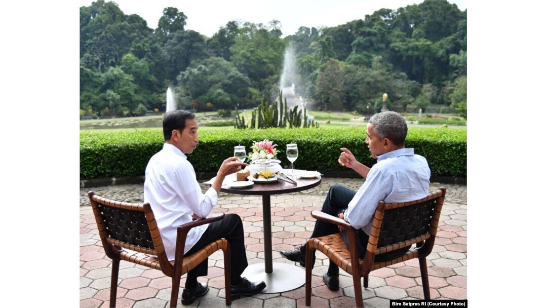 Jokowi tampak menunjukkan kepada Obama pemandangan Kebun Raya Bogor yang terhampar di hadapannya (Photo Courtessy: Biro Setpres RI)