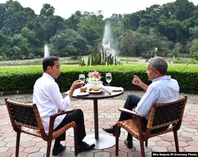 Jokowi tampak menunjukkan kepada Obama pemandangan Kebun Raya Bogor yang terhampar di hadapannya (Photo Courtessy: Biro Setpres RI)