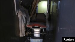 Ruangan yang hancur di Rumah Sakit Omar Bin Abdulaziz di Aleppo, Suriah (19/11). (Reuters/Abdalrhman Ismail)