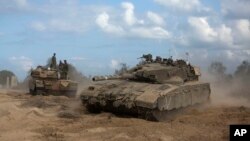 تانک های اسرائیلی در حال حرکت به سوی مواضع مرزی - نوار غزه، ۱۸ ژوئیه
