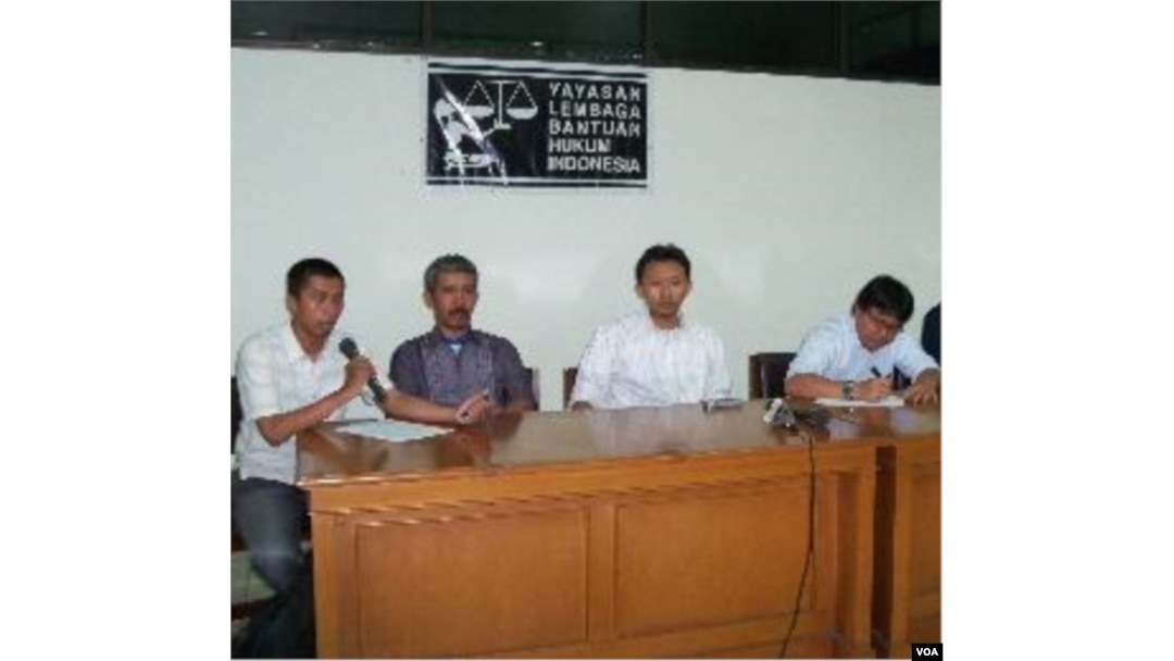 Peringatan 1 tahun Insiden Cikeusik, dari kiri: pendamping Ahmadiyah, Firdaus Mubarik, Muhammad Isnur (LBH Jakarta), Zaenal Abidin (Elsam), dan Abdul Kadir Wokubun.