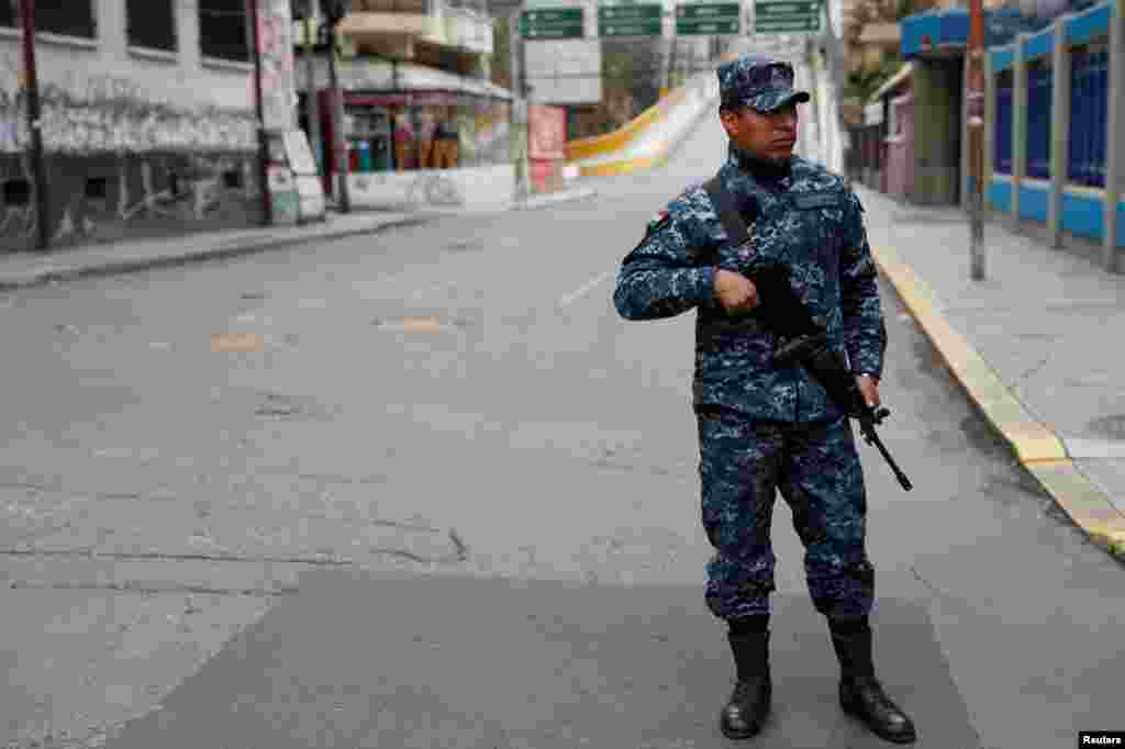 La Paz amanece el martes custodiada por las autoridades bolivianas, tras la salida del expresidente Evo Morales del país rumbo a su asilo en México.&nbsp;La policía pidió la intervención de las Fuerzas Armadas porque reconoció que fue rebasada en este conflicto.